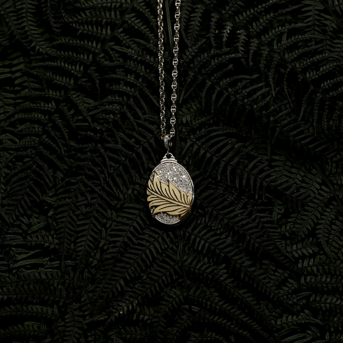 prabangus pakabukas su plunksnos motyvu dekoruotas emaliu ir briliantais