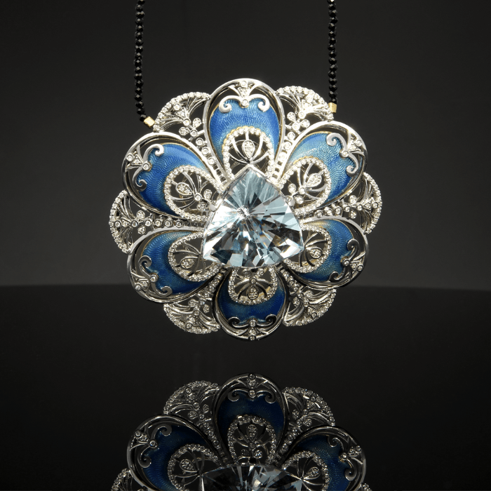 BAROQUE analogų neturintis liukso klasės vėrinys su briliantais, emaliu ir topazu